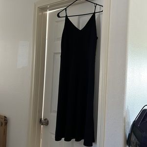 H&M black midi sleeveless dress.